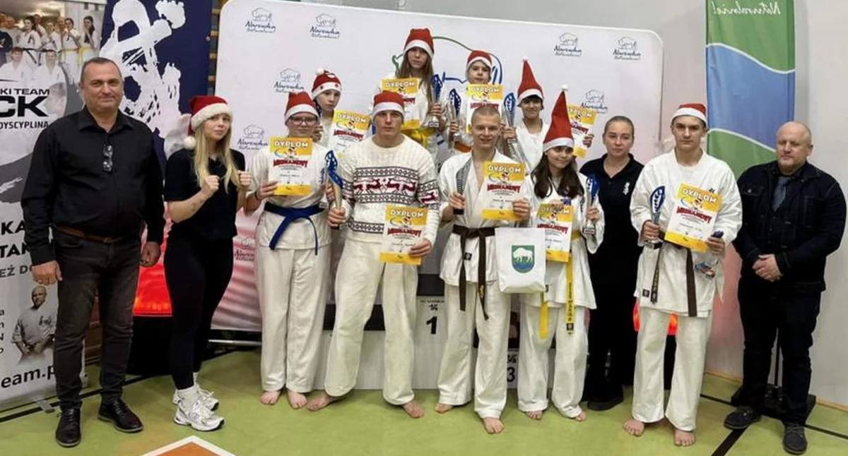 Sporty walki, Silny występ Mazowiecko Podlaskiego Klubu Karate Turnieju Mikołajkowym Narewce [foto] - zdjęcie, fotografia