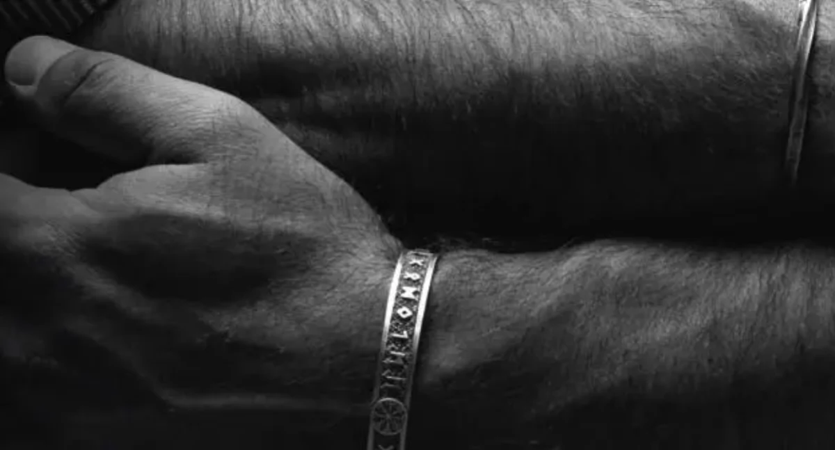 Artykuł sponsorowany, Srebrna męska skórzana bransoletka detal który mówi więcej słowa - zdjęcie, fotografia