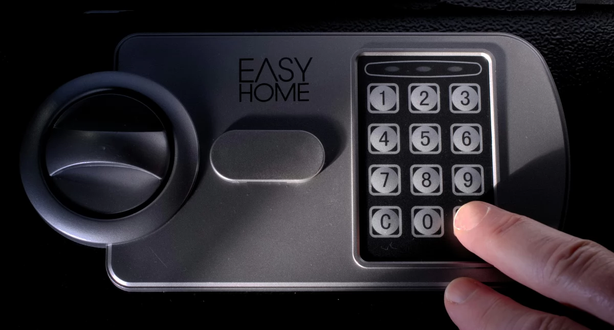 Artykuł sponsorowany, zabezpieczyć gotówkę dokumenty małej firmie - zdjęcie, fotografia