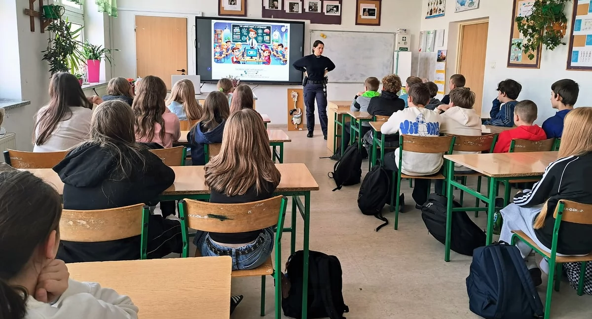 Policjanci z Wysokiego Mazowieckiego uczą, jak bezpiecznie korzystać z Internetu /fot. KPP w Wysokiem Mazowieckiem