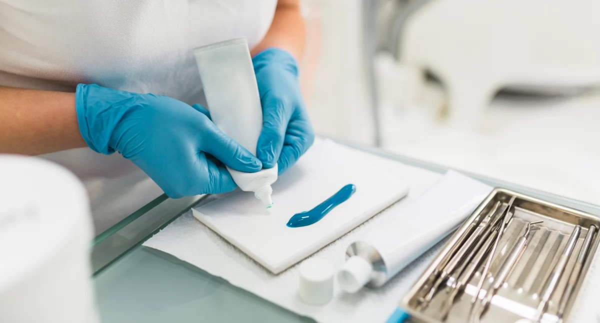 Artykuł sponsorowany, czego wykorzystuje woski stomatologiczne - zdjęcie, fotografia