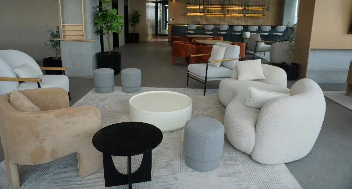 Artykuł sponsorowany, Pasmanteria dekoracyjna element wykończenia mebli hotelowych - zdjęcie, fotografia