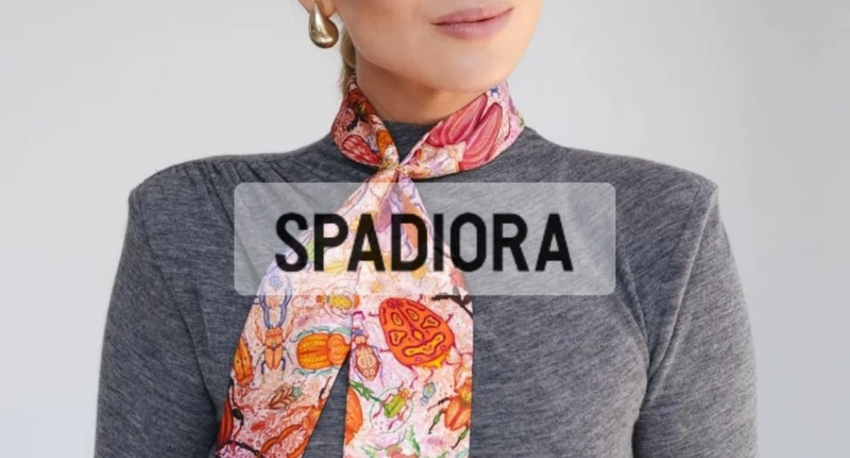 Apaszka i twilly – dwa sposoby na klasyczny look z polskim akcentem