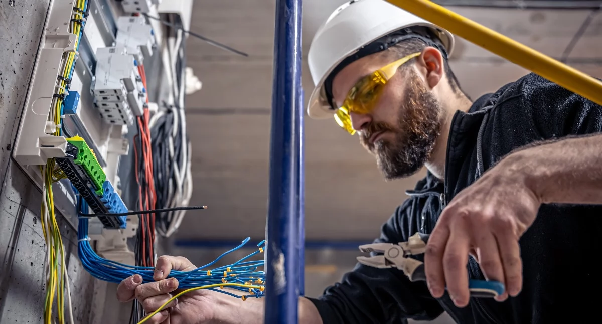 Artykuł sponsorowany, Elektryk zawód który wygrywa sztuczną inteligencją - zdjęcie, fotografia