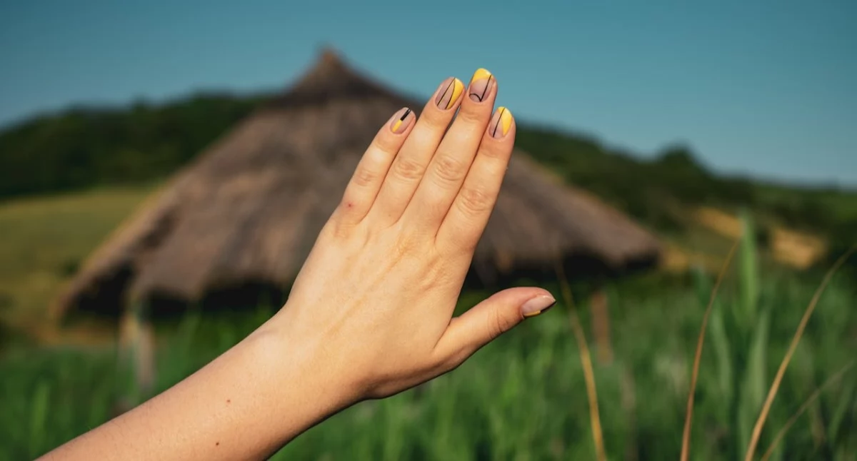 Artykuł sponsorowany, Manicure tytanowy hybryda Dlaczego tytan podbija salony - zdjęcie, fotografia