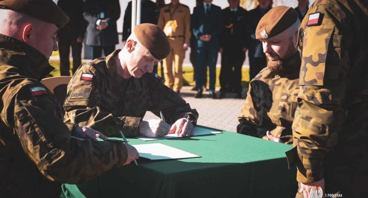 Zdjęcie: Nowy dowódca 15. batalionu lekkiej piechoty w Dąbrowie-Moczydłach /fot. 1PBOT