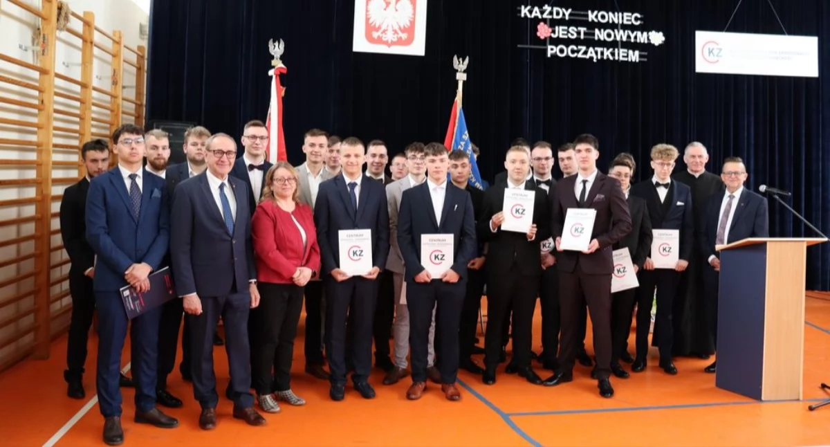 Edukacja, Centrum Kształcenia Zawodowego pożegnało uczniów technikum [foto] - zdjęcie, fotografia