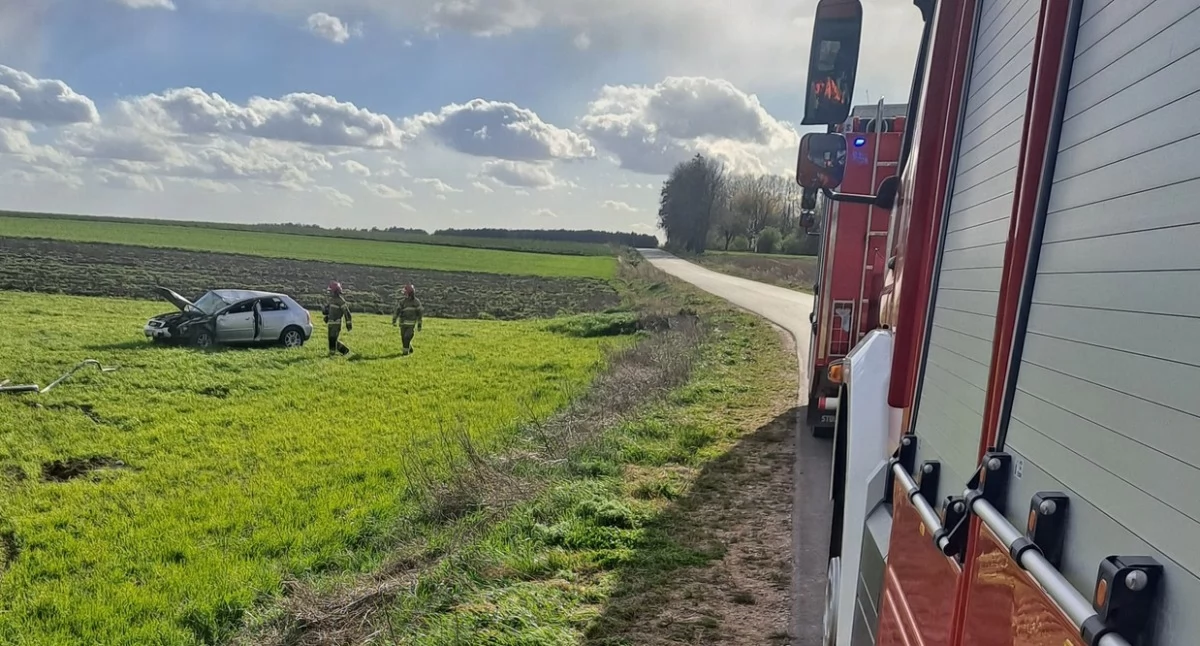 Dachowanie samochodu w pobliżu Wiktorzyna. Dwie osoby trafiły do szpitala /fot. OSP Trojanowo