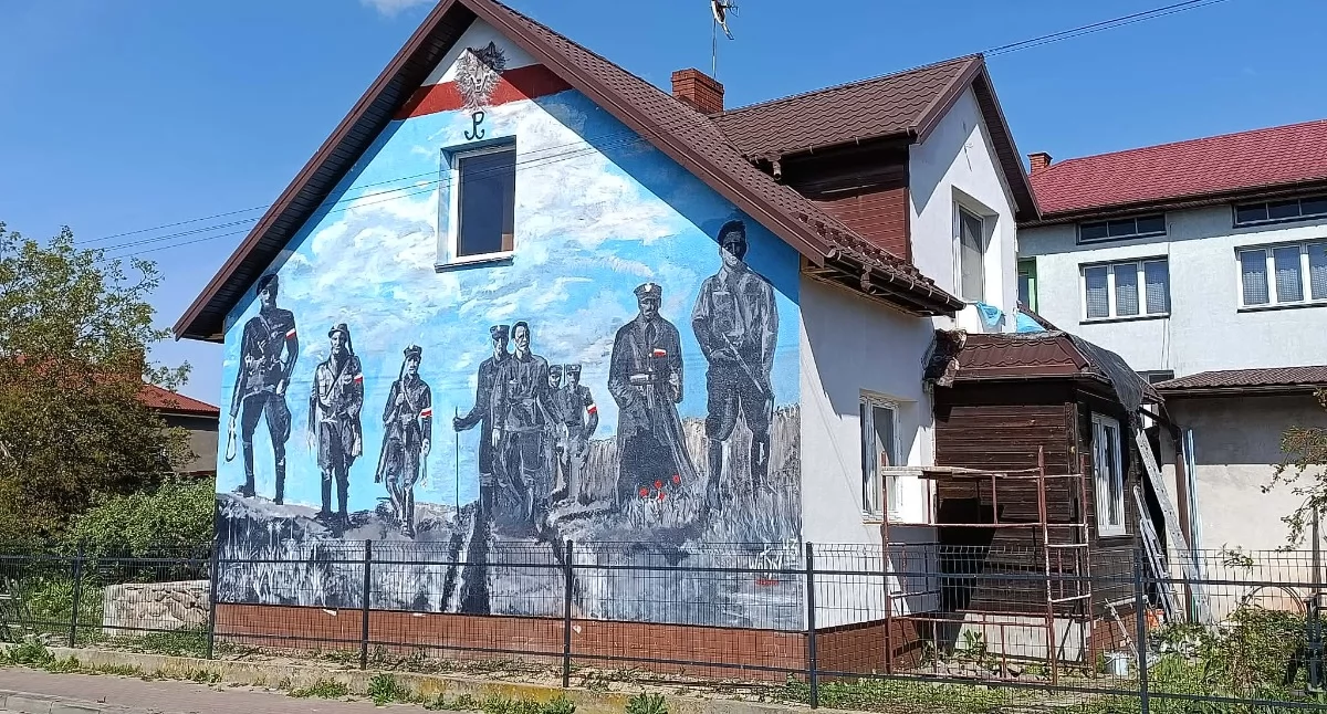 Zdjęcie: Mural poświęcony V Wileńskiej Brygadzie Armii Krajowej na jednym z domów w Szepietowie