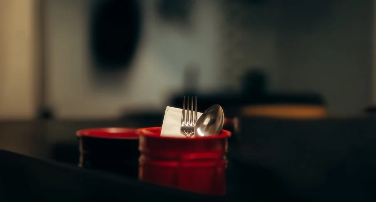 Artykuł sponsorowany, Komplet sztućców osób powinien zawierać zwrócić uwagę - zdjęcie, fotografia