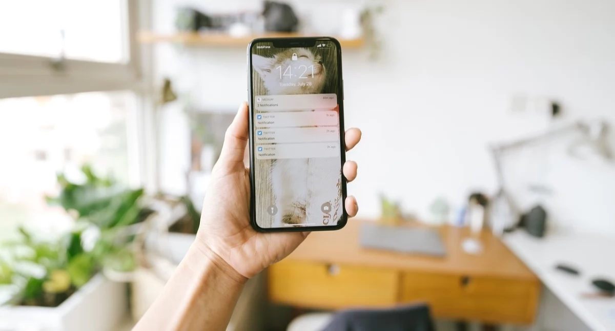 Artykuł sponsorowany, Kiedy warto oddać telefon naprawy kiedy kupić - zdjęcie, fotografia