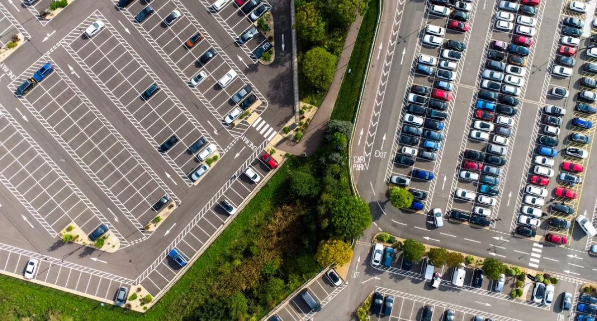 Artykuł sponsorowany, Modernizacja ciasnego parkingu wymaga więcej domalowania linii - zdjęcie, fotografia