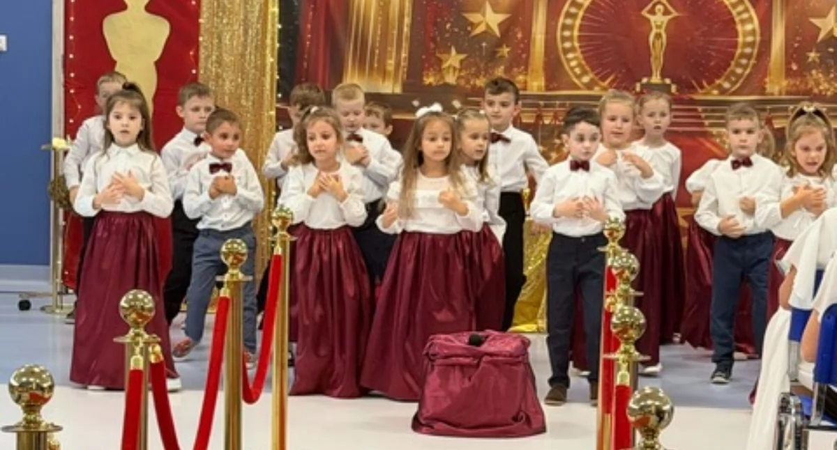 Edukacja, Przedszkolna oscarowym stylu „Muchomorki” Wysokiem Mazowieckiem wystąpiły okazji Edukacji Narodowej [foto] - zdjęcie, fotografia