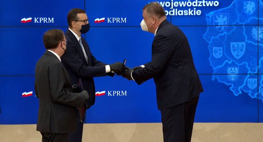 Burmistrz Wysokiego Mazowieckiego odbiera odznaczenie z rąk premiera Mateusza Morawieckiego.
