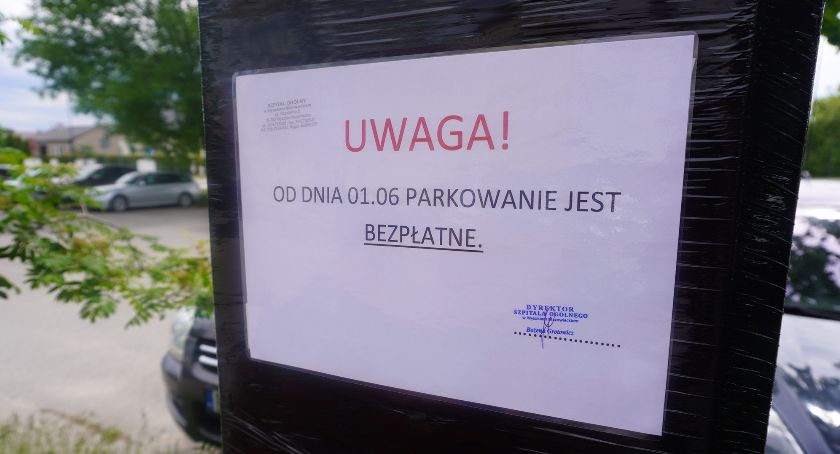 Parkometry zafoliowane. Pacjenci nie muszą płacić za parkowanie pod szpitalem