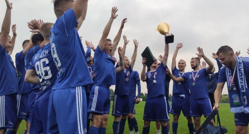 MKS Ruch Wysokie Mazowieckie po zwycięstwie Wojewódzkiego Pucharu Polski w 2020 roku