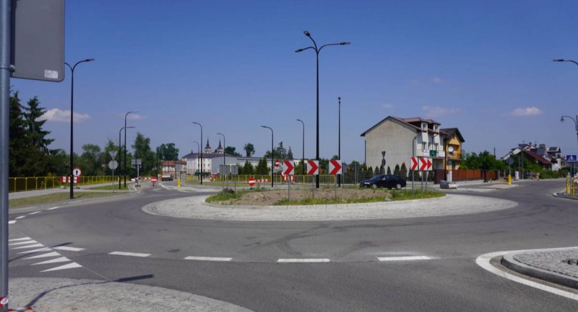 Zdjęcie ronda u zbiegu ulic Długiej i 1. Maja w Wysokiem Mazowieckiem