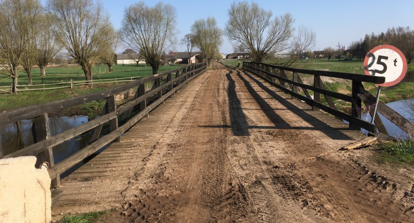 Zdjęcie przedstawia drewniany most w Wyszonkach-Nagórkach, który zostanie zastąpiony nową konstrukcją