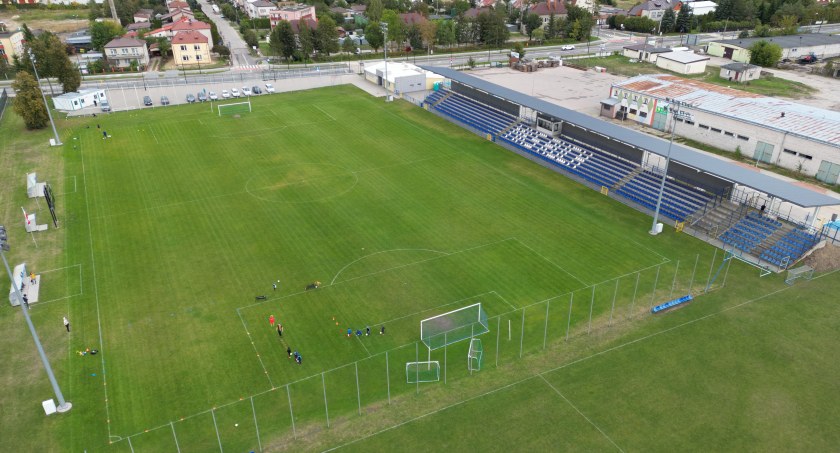 Zdjęcie przedstawia Stadion Miejski w Wysokiem Mazowieckiem