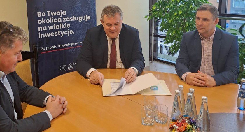 Zdjęcie: Podpisanie umowy na budowę trzeciego etapu obwodnicy Wysokiego Mazowieckiego
