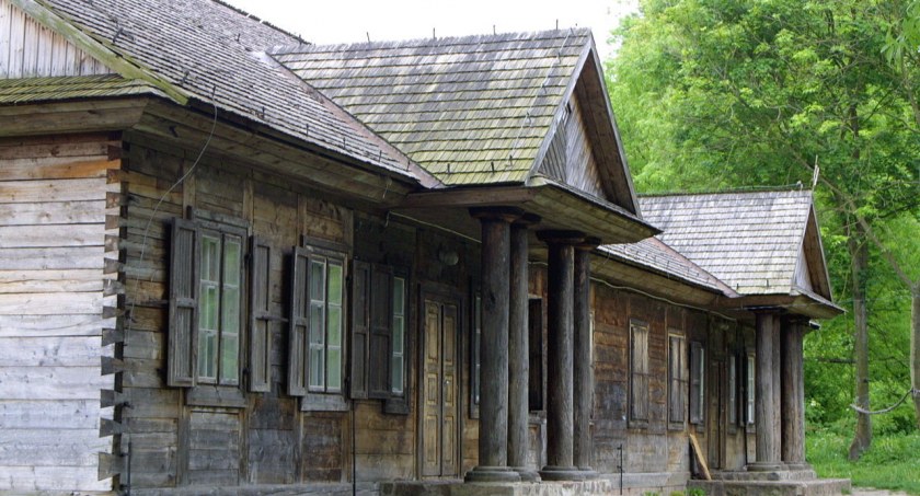 Fot. Wikipedia - oficyna dworska w Pobikrach
