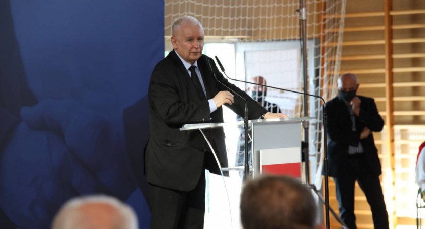 Zdjęcie: Jarosław Kaczyński podczas spotkania w Wysokiem Mazowieckiem w 2021 rokuw 
