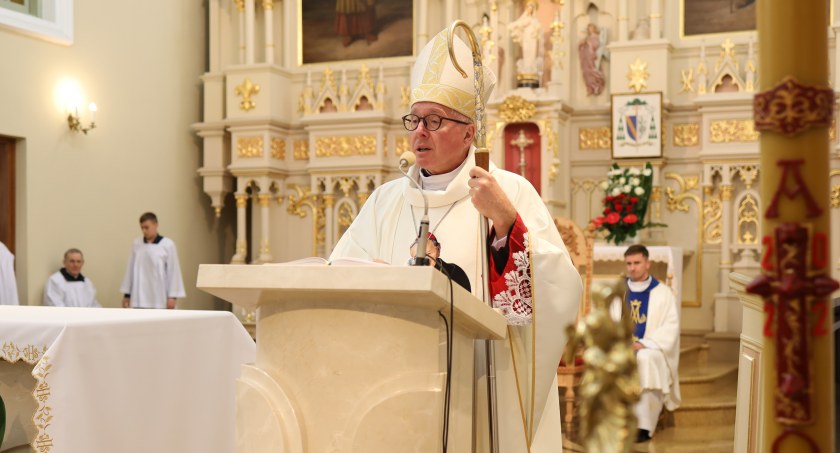 Zdjęcie przedstawia Biskupa Łomżyńskiego Janusza Stepnowskiego