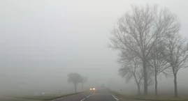 IMGW ostrzega przed gęstą mgłą. Alert dla powiatu wysokomazowieckiego