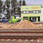 Helikopter zaparkowany tuż przy budowanej trasie Rail Baltica w Szepietowie