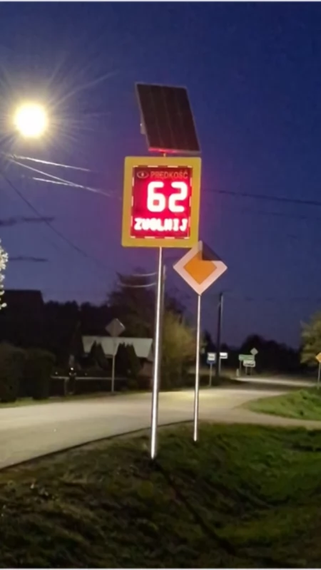 W Roszkach-Sączkach kierowcy zobaczą swoją prędkość. Pierwszy taki radar w powiecie [FOTO + VIDEO]
