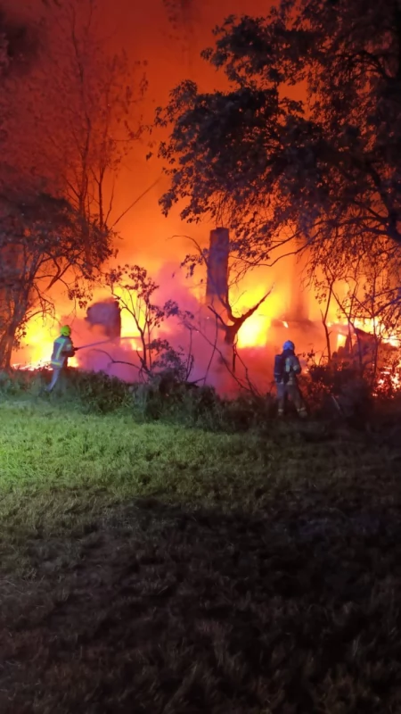Pustostan stanął w ogniu. Strażacy gasili pożar w gminie Kulesze Kościelne