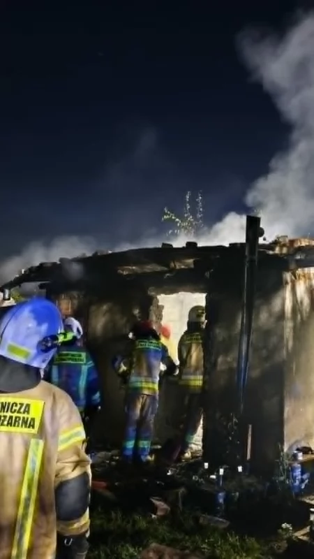 Pożar budynku mieszkalnego w Sokołach. Na miejscu sześć zastępów straży pożarnej [foto]