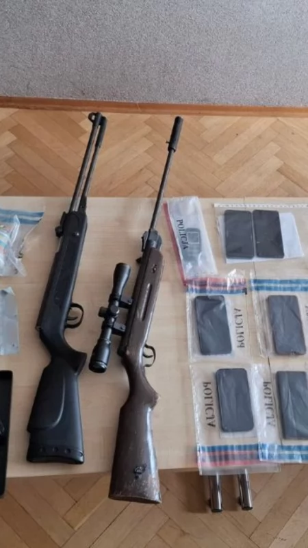Strzały, narkotyki i broń. Postrzelony kierowca był poszukiwany przez sąd w Wysokiem Mazowieckiem [FOTO + VIDEO]