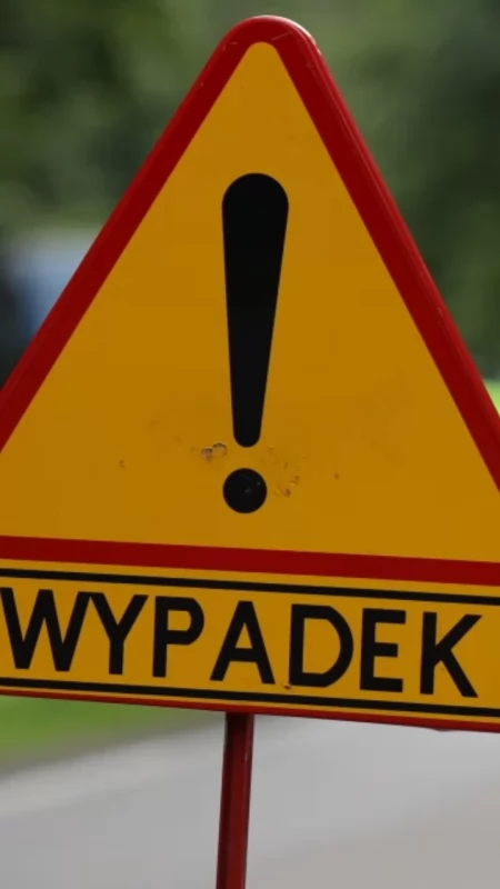 Dachowanie samochodu osobowego. 6-letnie dziecko trafiło do szpitala