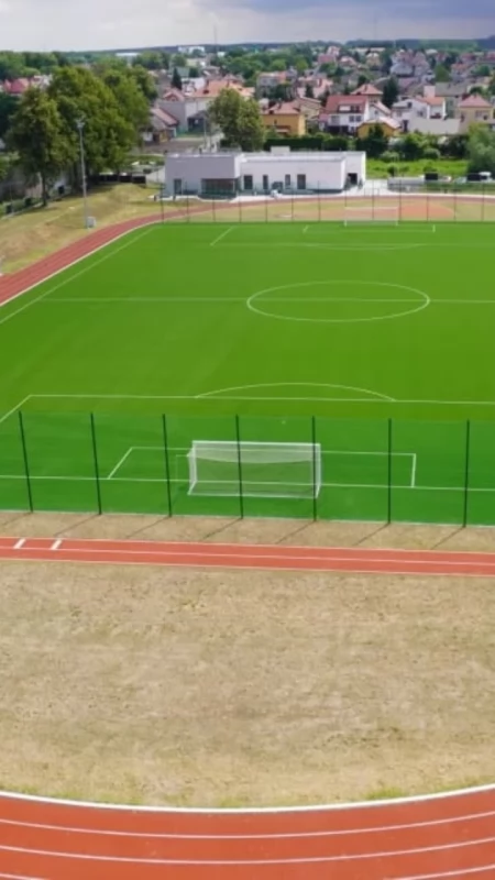 Krzysztof Binaś pyta o koszty stadionu i promocję gminy. Burmistrz Ciechanowca podał kwoty