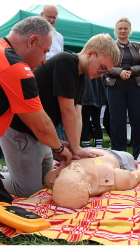 Jak pomóc przed przyjazdem karetki? Praktyczna nauka podczas pikniku w Wysokiem Mazowieckiem [FOTO + VIDEO]