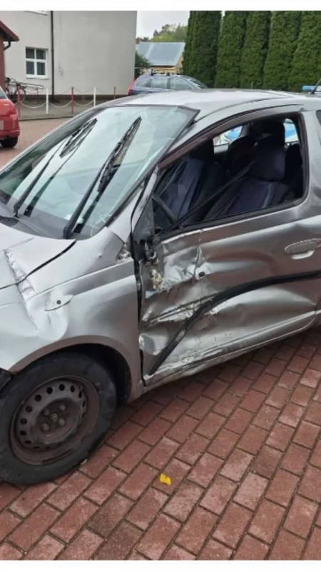 Zdarzenie drogowe w Dąbrowie Wielkiej. Ciężarna kobieta trafiła do szpitala