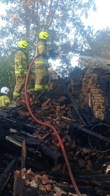 Pożar drewnianego domu. Strażacy rozbierali część konstrukcji, by dogasić zarzewia [foto]