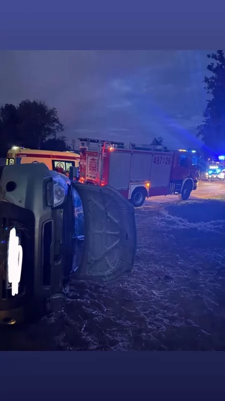 Nietrzeźwa 26-latka dachowała samochodem. Trafiła do szpitala [foto]