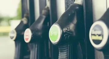 Nowa benzyna E10 na polskich stacjach paliw od 1 stycznia 2024 r. Co to oznacza dla kierowców?