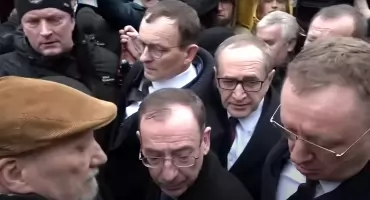 Przepychanki pod Sejmem. Poseł Jacek Bogucki murem za Wąsikiem i Kamińskim [video]