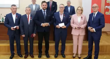 Podczas sesji Rady Powiatu Wysokomazowieckiego wręczono Brązowe Krzyże Zasługi [FOTO]