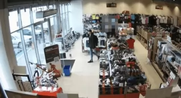 Ukradli bluzy sportowe i buty. Szuka ich policja