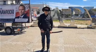 Podlaski Zorro w akcji. Poseł PiS w masce zaprasza na finał wyborów [video]