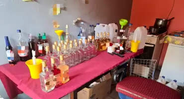Nielegalna bimbrownia w powiecie wysokomazowieckim. Zabezpieczono 300 l alkoholu i 1300 l zacieru [foto + video]