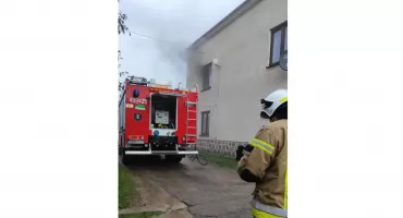 Pożar domu w Starych Wnorach. Gęsty dym utrudniał akcję strażaków