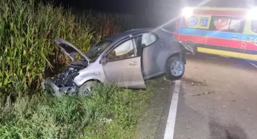 Dachowanie na trasie Sokoły - Jeżewo Stare. 23-latek trafił do szpitala [foto]
