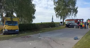 Zderzenie skody z busem na trasie Kierzki–Czajki [foto]