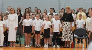 Uczniowie SP2 w Wysokiem Mazowieckiem oficjalnie rozpoczęli nowy rok szkolny [FOTO]