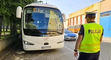 Policjanci sprawdzają autobusy szkolne. Nie wszystkie pojazdy nadawały się do jazdy